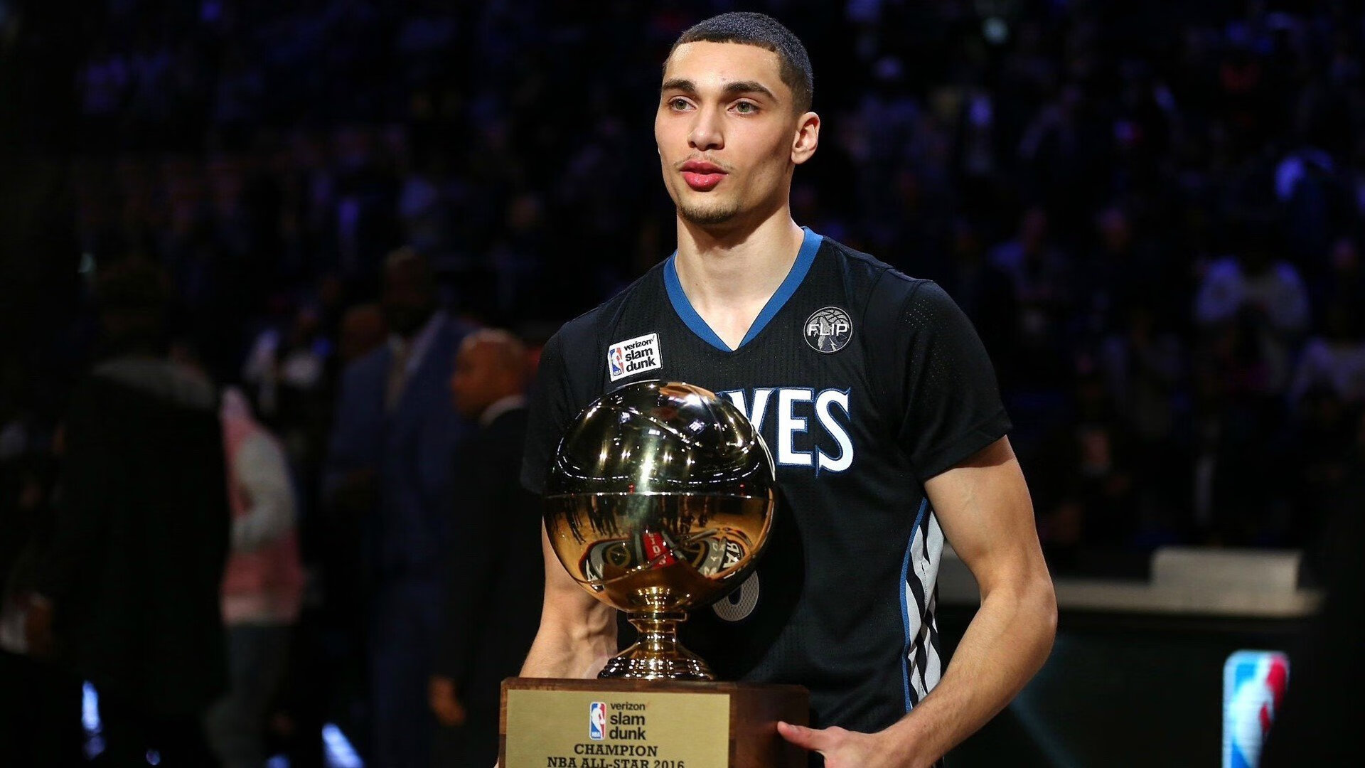 《未来电竞场馆：虚拟与现实融合的全沉浸体验》，未来电竞市场前景巨大