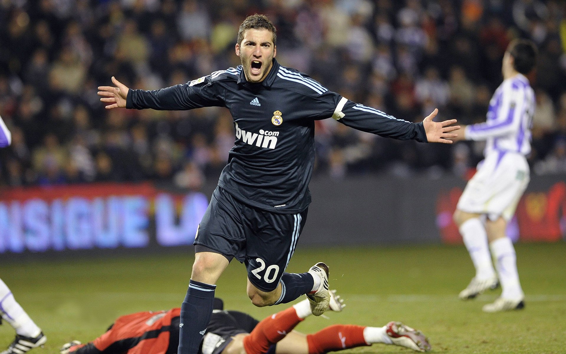 全球球场激烈战斗：篮球争雄风云再起，篮球场之争